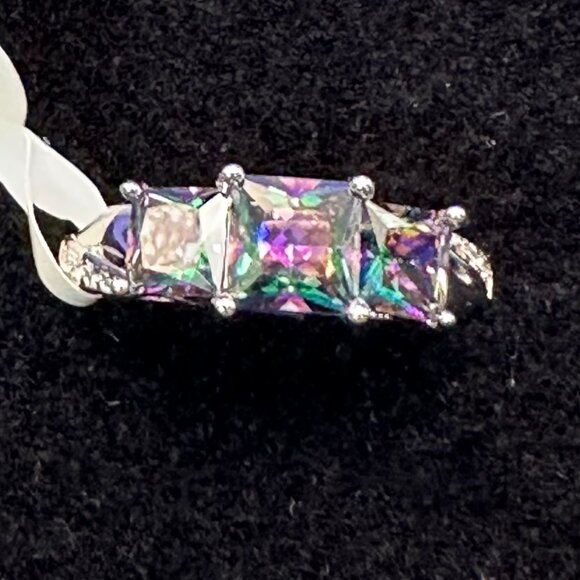 Silver-Tone Ring w/3 Emerald Cut “Mystic” Prong-Set Crystals.  Size 9. - Picture 15 of 15